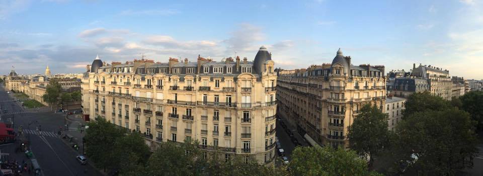 The picture shows a panorama of a row of baroque apartment buildings that lead to Les Invalides.